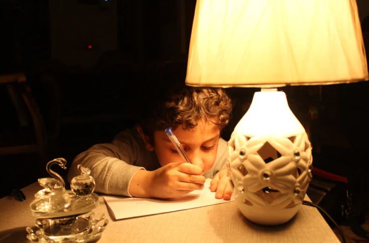 14岁男生在学校性格活泼，回到家却不愿说话，怎么办？